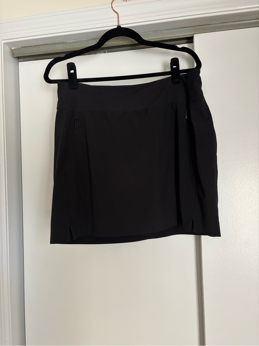 Athleta black performance skort with zip pockets